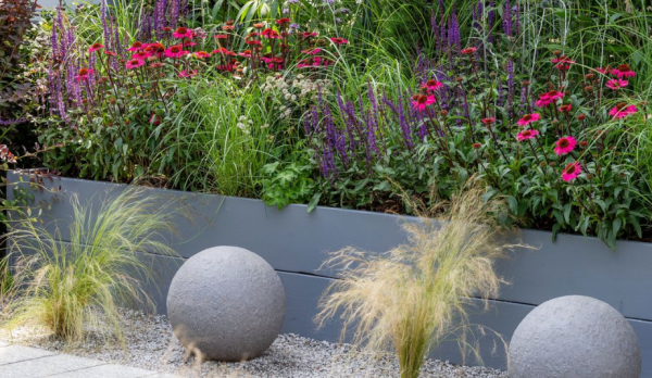 Taman minimalis dengan ornamen tanaman hias beragam